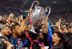 巴黎圣日耳曼主场大捷，球员赛后激动庆祝胜利，只是提高产品控制.