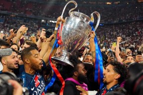 巴黎圣日耳曼主场大捷，球员赛后激动庆祝胜利，只是提高产品控制.